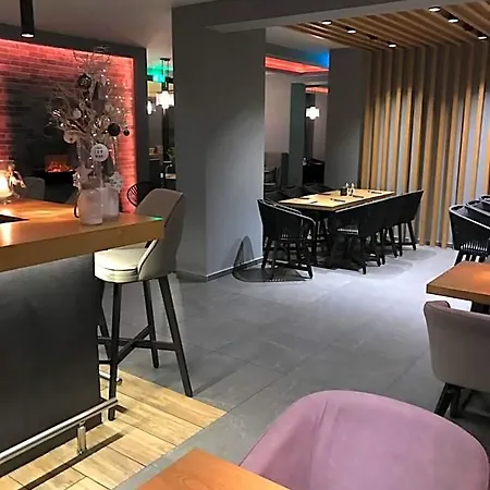 Akropolis Hotel *